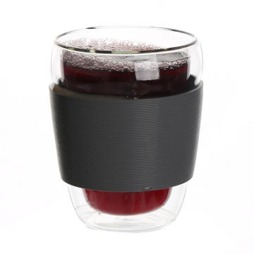 Tasse en verre de vin rouge clair